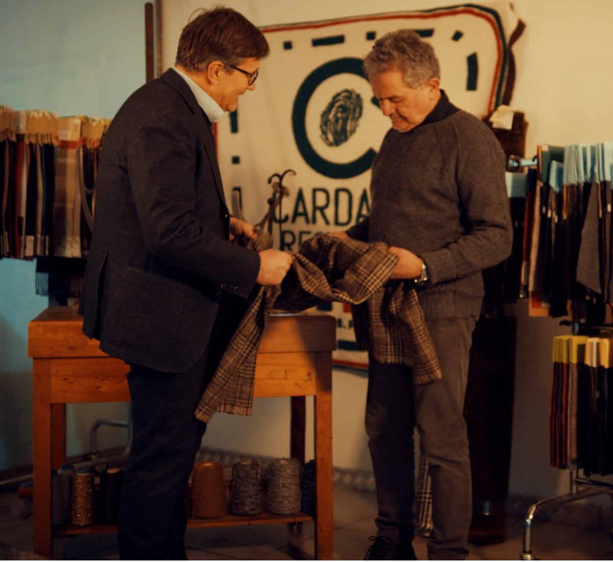 Le tissu choisi: un mélange 75% laine 25% cachemire 375g/m2 tissé dans le Prato