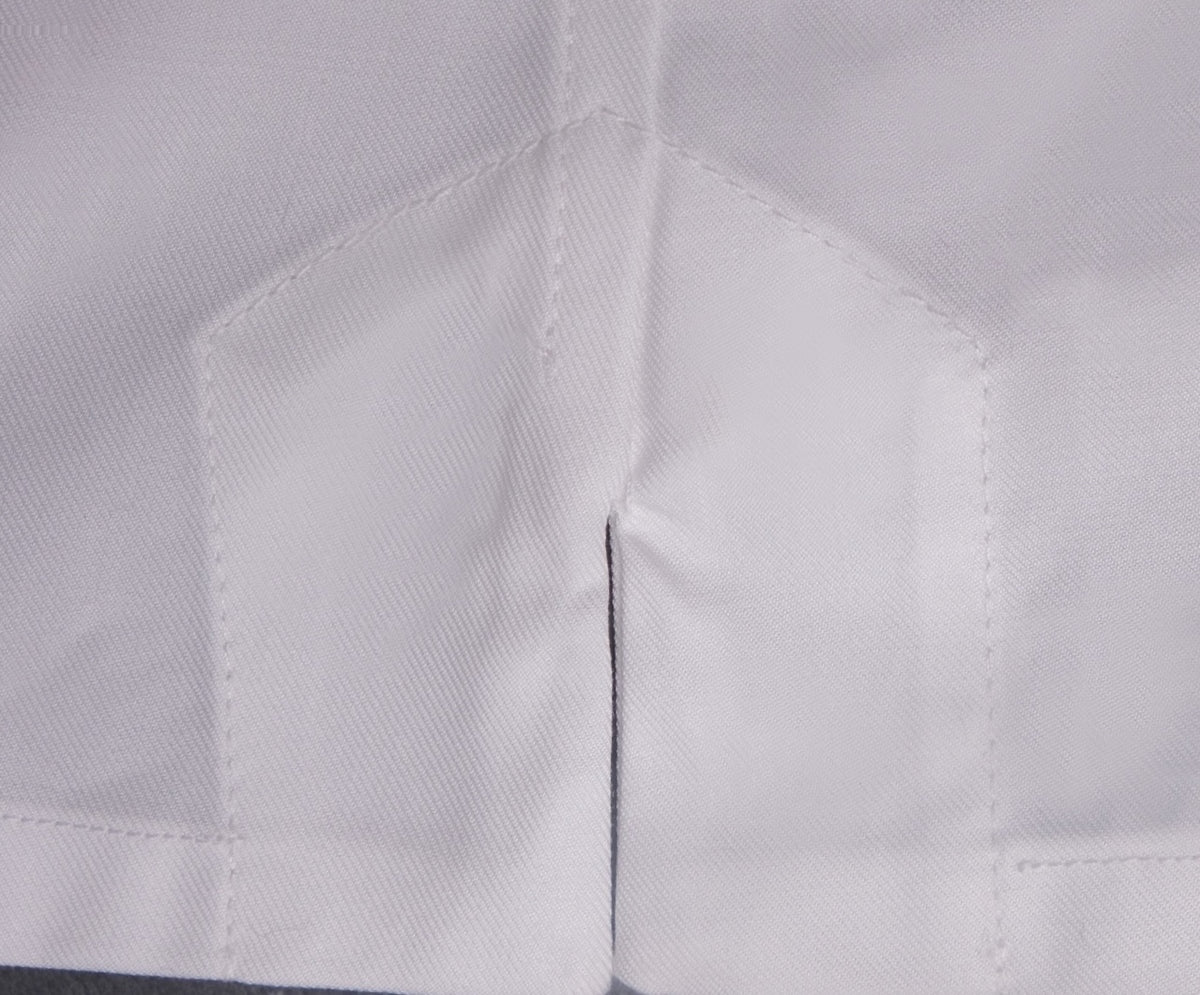 Finitions de luxe: couture anglaise couchée, hirondelle de renfort, boutons fabriqués en France