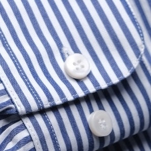 Finitions soignées : coutures 7 pts/cm et boutons nacre