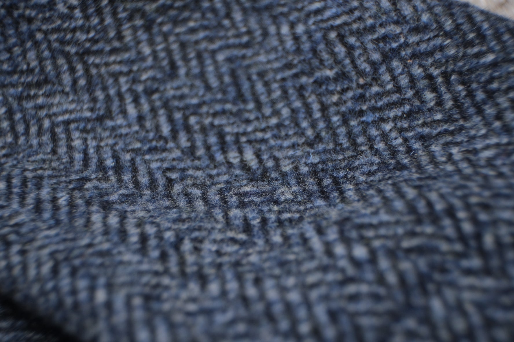 Matière: un tweed bleu chiné Prince de Galles 420g/m2 de chez Nona Source